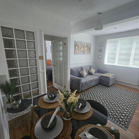 St Albans City Stays - Near Luton Airport - St Albans Abbey & City Train Station - Close To London- Harry Potter World - The Odyssey Cinema - Abbey Cathedral- Contractors I Business I Leisure- Sleeps Upto 6 People Exteriér fotografie